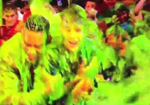 E verde, e cleios şi e...Justin Bieber? De ce-au turnat mâzgă cu găleata pe el?