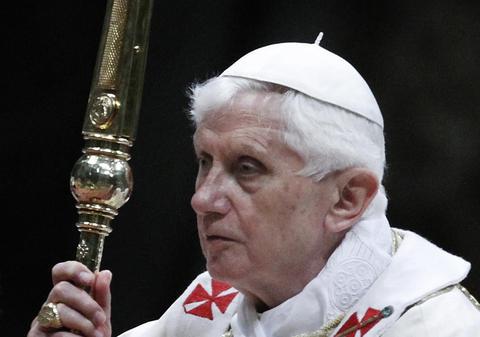Mesajul TRIST şi PESIMIST al Papei Benedict al XVI-lea din Noaptea de Înviere
