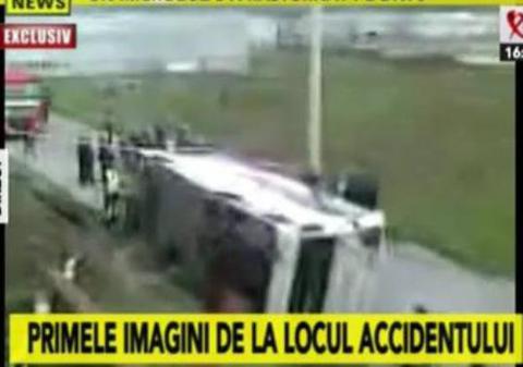 Un autobuz a căzut de pe o pasarelă. 32 de oameni au fost răniţi | VIDEO
