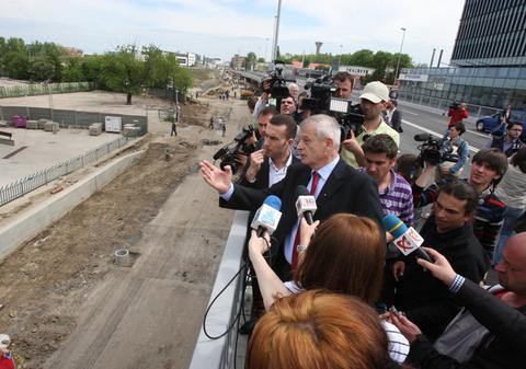 Oprescu promite că în CÂTEVA ZILE dă drumul circulaţiei pe PASAJUL PIPERA. Spune-ne părerea ta. Câte zile să fie?