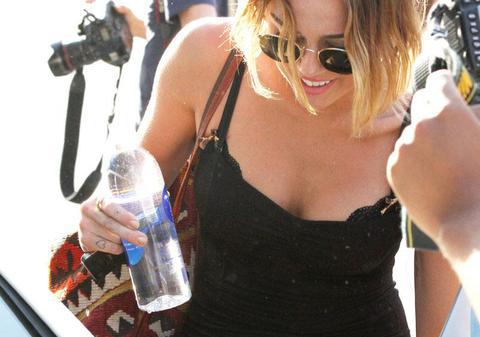 Miley Cyrus o comite din nou: a ieşit din casă fără chiloţi pe ea şi a arătat lumii TOT | FOTO