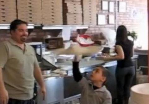 Un puşti de 7 ani învârte pizza ca un maestru | VIDEO