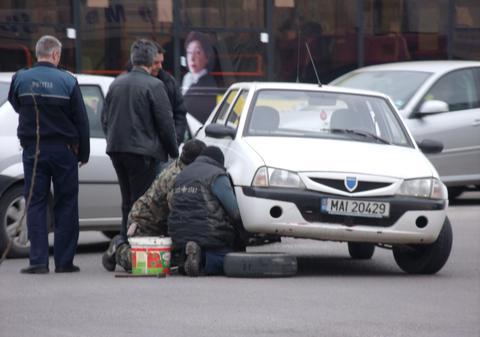 Poliţiştilor li s-a stricat maşina în drum!
