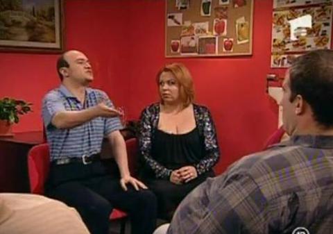 TREBUIE să vezi momentul ăsta! Bendeac, în rolul lui Radu Banciu, a luat-o la mişto pe Oana Roman: "Eu mă îmbrac la magazine normale, nu mă duc la Confecţia SA să mă învelesc în foi"