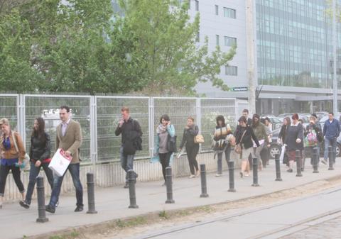 Un tânăr din Capitală, în stop cardiorespirator după ce un panou smuls de VIJELIE a căzut pe el