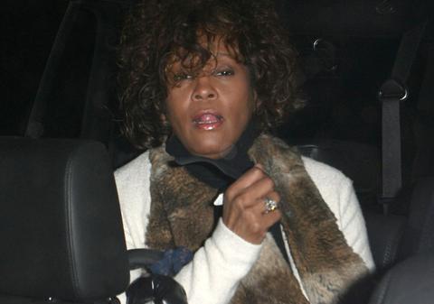 Nu mai avea dinţi în gură şi trupul îi era brăzdat de arsuri şi tăieturi. Noi amănunte DEVASTATOARE despre Whitney Houston