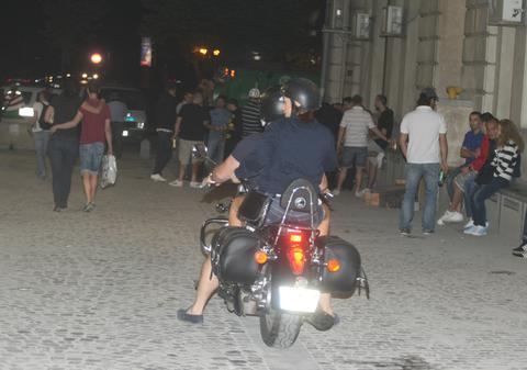 Tavi Colen ţinut în braţe de solista sa, Emma Ştefan