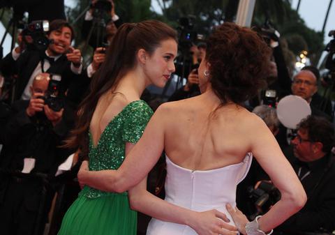 Cea mai spectaculoasă apariţie de la Cannes! Toată lumea a fost fermecată: "Juri că sunt surori, nu MAMĂ ŞI FIICA!" A, mama are peste 50 de ani!