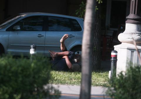 El e MAHMURUL VACANŢEI de 1 mai. "Ce tare e sa te distrezi, ce naşpa e efectul!" 