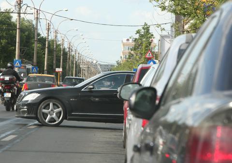 Leo de la Strehaia cât pe ce să acroşeze un grup de motociclişti
