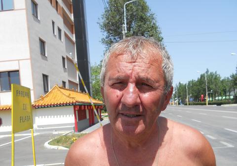 Veteranul prezentator şi instrumentist Vicu Stavre a părăsit showbiz-ul pentru propria şcoală de tenis, la Mamaia