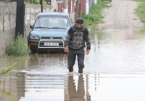 FOTO | Nicio ploaie fără inundaţii! În Pantelimon, le-a intrat apa în case!