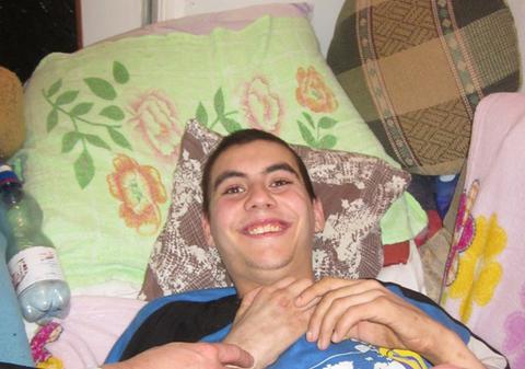 Alexandru, băiatul afectat de drogul-crocodil se simte mai bine. Vezi aici cum s-a recuperat!