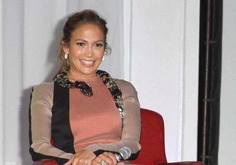 Jennifer Lopez şi-a pus mini, a chemat presa, s-a aşezat picior peste picior şi a ARĂTAT lumii cel mai mare SECRET INTIM! FOTO