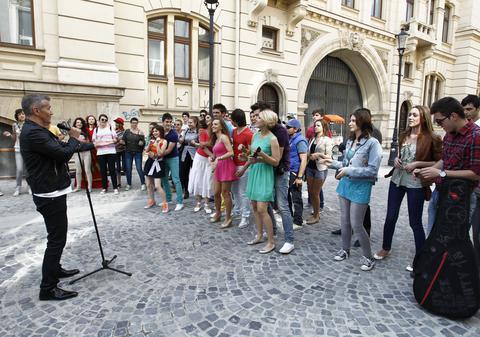 Holograf i-au avut ca figuranţi în noul clip pe cei din LaLa Band