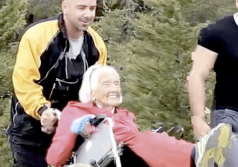 BĂTRÂNICA-FENOMEN care a pus lumea la picioarele ei. Are 104 ani, s-a dat jos din scaunul cu rotile şi nici nu îţi imaginezi ce a îndrăznit | FOTO