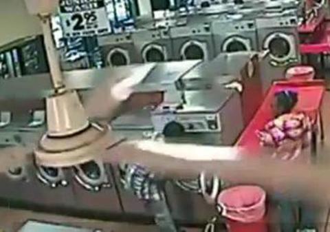 Gluma dementă a unor părinţi inconştienţi: ŞI-AU BĂGAT BEBELUŞUL ÎN MAŞINA DE SPĂLAT! Trebuie să fii de piatră să poţi vedea ce urmează! VIDEO