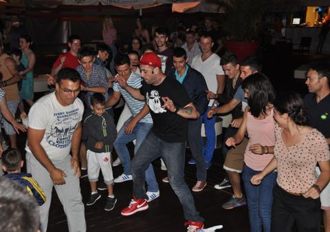 E clar că îi plac copiii! CRBL a făcut SHOW în mijlocul puştilor | FOTO