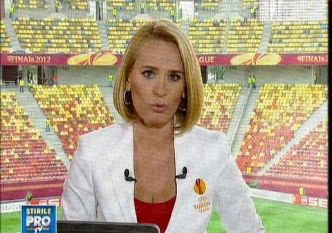 Andreea Esca a renunţat la BROŞĂ! Vezi ce a avut pe sacou în seara finalei Europa League