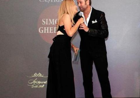 Moment intim în văzul tuturor! Iată ce apropiaţi sunt Simona Gherghe şi Cătălin Botezatu!