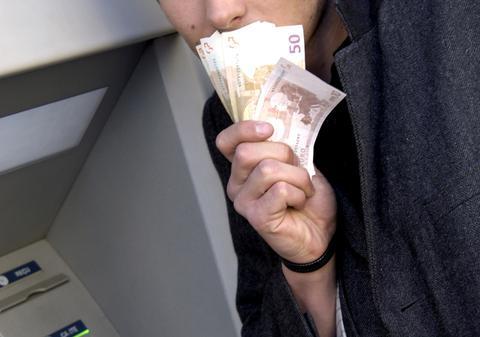 Grecii au miliarde de euro la saltea. Hoţii din lumea întreagă ştiu asta, începe un alt coşmar!