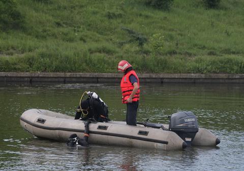 Un bărbat suspectat de furt a murit după ce a fost împușcat de poliţişti