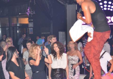 Gina Pistol, fascinantă de Mohombi! Vezi ce a făcut blonda la concert | FOTO