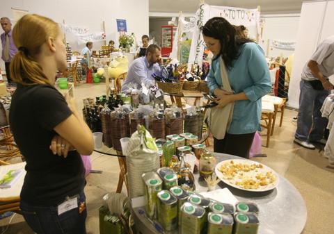 Detergenţi eco şi produse de îngrijire organice la un târg din Capitală