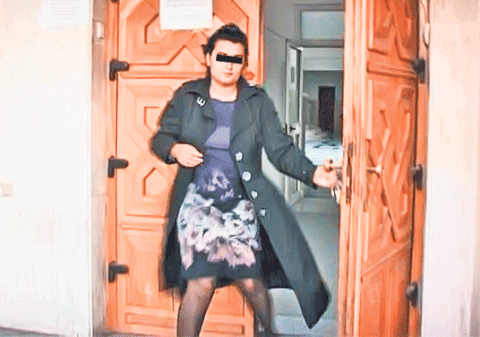 Profesoara suspectată de proxenetism citește în celulă