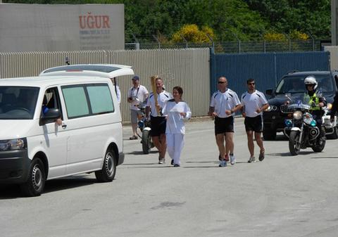 O poliţistă de frontieră din România a intrat în istoria Olimpiadei! Agentul principal Raluca Hamza a purtat flacăra olimpică în Grecia