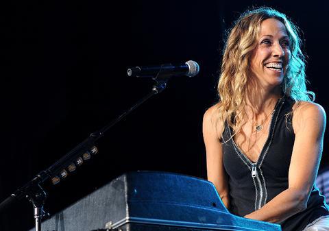 Sheryl Crow a PĂŢIT ditamai RUŞINEA pe scenă. Dar e Sheryl Crow şi ştie să iasă din orice încurcătură!