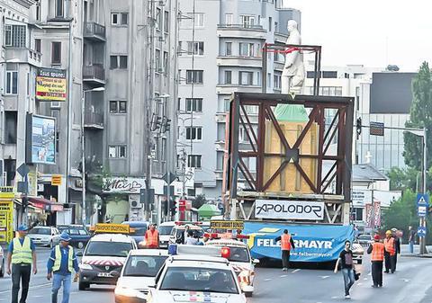 Păzea, trec statuile!