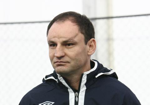 Fotbalistul Toni Doboş oferă mingi şi tricouri bucureştenilor