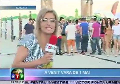 "Cocalarul de nisip" în acţiune. A văzut fata, a văzut camera video şi s-a năpustit pe jurnalistă în direct | VIDEO 