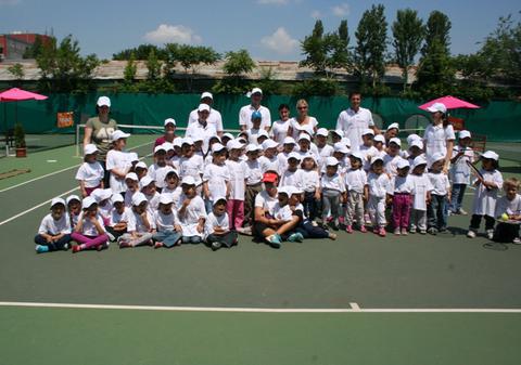 Copiii care se apucă de tenis au şansa să câştige o excursie la Paris!