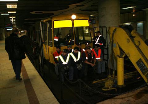 Ei sunt oamenii care muncesc noaptea în subteran la metrou