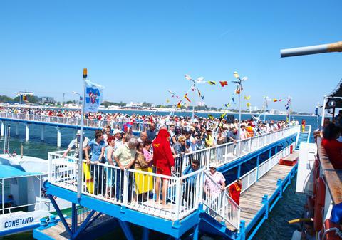 Doamne, ce ÎMBULZEALĂ! 1.000 de OAMENI s-au CĂLCAT ÎN PICIOARE pentru o plimbare gratuită cu barca la mare| FOTO