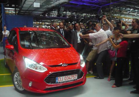 Băse, ce-ţi mai plac maşinile roşii! Preşedintele a cumpărat primul Ford produs la Craiova