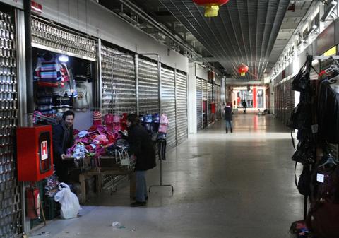 Mascaţii au înconjurat complexul Dragonul Roşu. Află de ce!