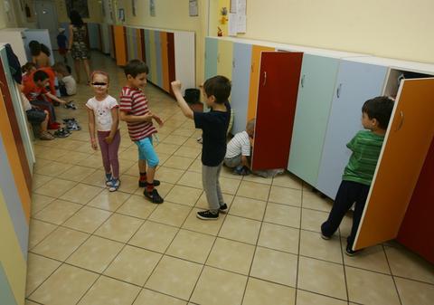 Ce hoţ disperat! Le-a furat banii copiilor de la grădiniţă