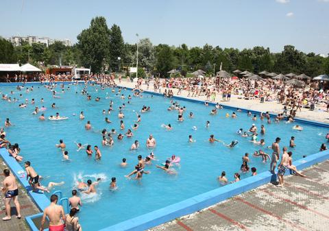 Super piese şi bunici, pentru toţi e loc aici! Nebunie totală la ştranduri!| FOTO