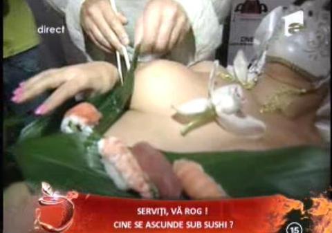 O BLONDĂ cunoscută din România a invitat domnii să servească sushi de pe TRUPUL EI GOL! FOTO