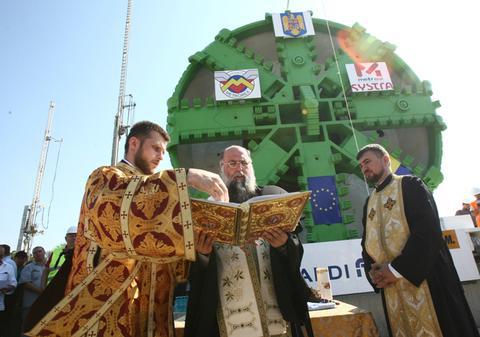”Cârtiţele” care vor săpa tunelurile de la metroul din Drumul Taberei au fost botezate de 7 preoţi