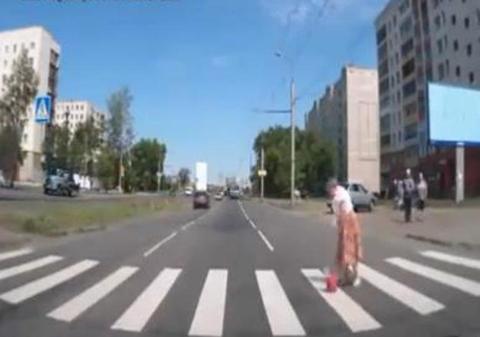 BĂBUŢA-NINJA. Reacţia INCREDIBILĂ a unei bătrâne atunci când e ajutată să treacă strada | VIDEO