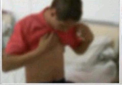 CUMPLITA RĂZBUNARE A VECINILOR! L-au bătut, tuns şi udat cu furtunul pentru că le-a omorât câinele