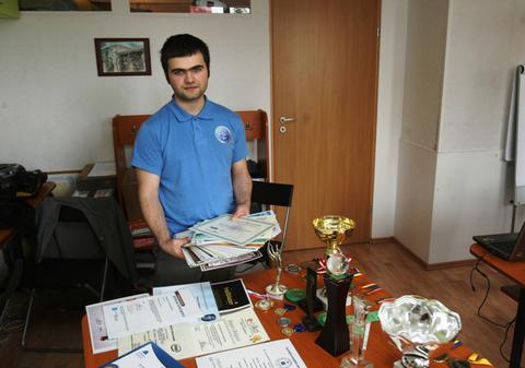 Un TÂNĂR ROMÂN A UIMIT LUMEA cu INVENŢIA SA: un DISPOZITIV care ANUNŢĂ DEZASTRELE NATURALE