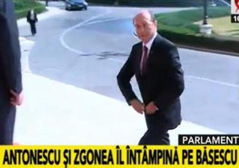 CINE E PRIMUL OM cu care A DAT MÂNA BĂSESCU atunci când a ajuns la Parlament | VIDEO