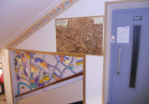 Aşa au decorat câţiva tineri o scară de bloc din Bucureşti. Îţi place?