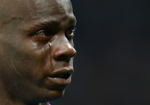 BALOTELLI s-a PRĂBUŞIT după finala Euro. Furie amestecată cu deznădejde, neputinţă  şi disperare, imaginile care au făcut înconjurul lumii | FOTO