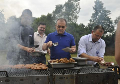 Boc s-a antrenat la grătare. Micii de Cluj sunt mai buni decât cei de la Bucureşti